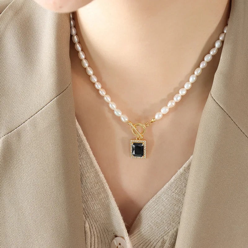 Luxurious Black Stone Pearl Necklace