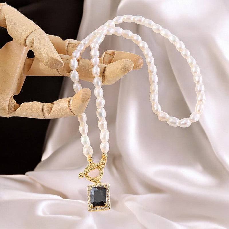 Luxurious Black Stone Pearl Necklace