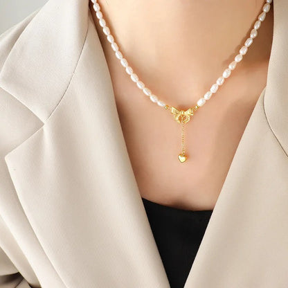 Elegant Bow and Pearl Necklace